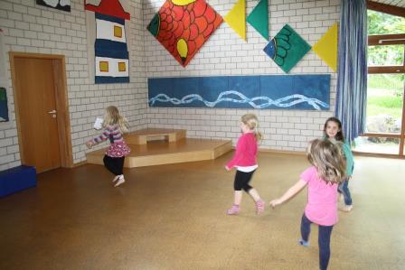 Tanzende Kinder im Turnraum, auch Bällebad genannt.