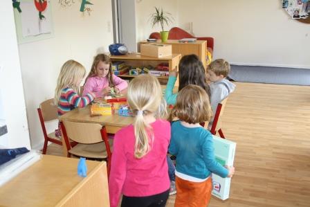 Kinder spielen am Tisch in der Vorschulgruppe "Fuchsgruppe"