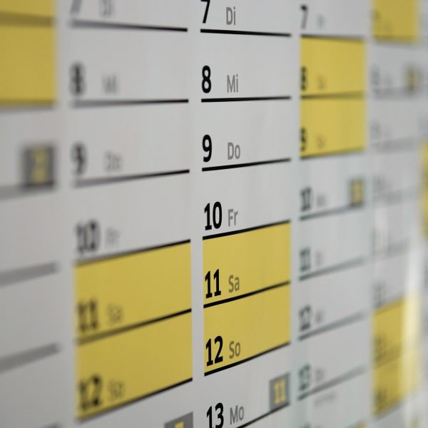 Das Bild zeigt einen Ausschnitt eines Kalenders. Samstage und Sonntage sind jeweils gelb markiert, die Wochentage hingegen in weiß gehalten.