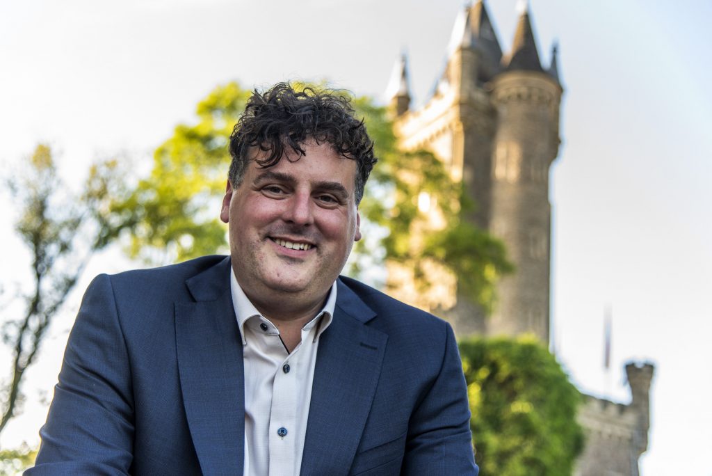 Bürgermeister Friedrich Dehmer. Im Hintergrund der Wilhelmsturm