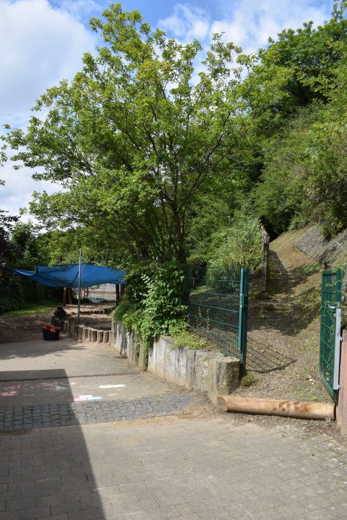 Wege auf dem Außengelände und der große Sandspielbereich