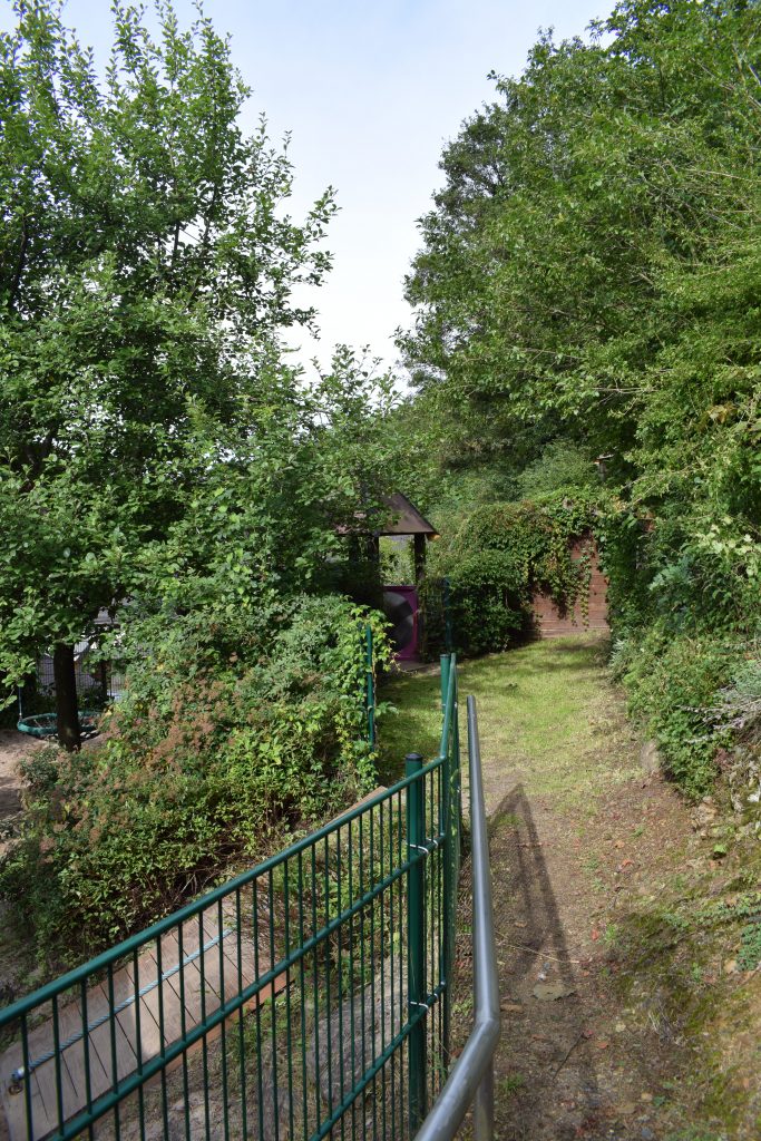 Auf dem Weg zur Röhrenrutsche des Außengeländes.