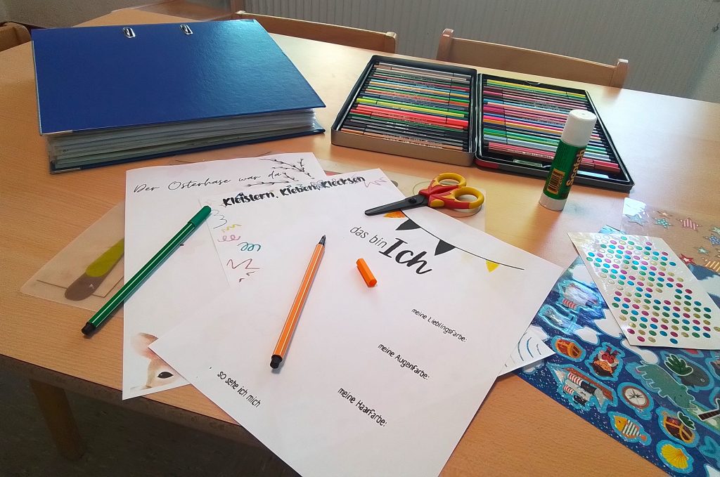 Verschiedene Vorlagen und Bastelmaterialien auf einem Tisch