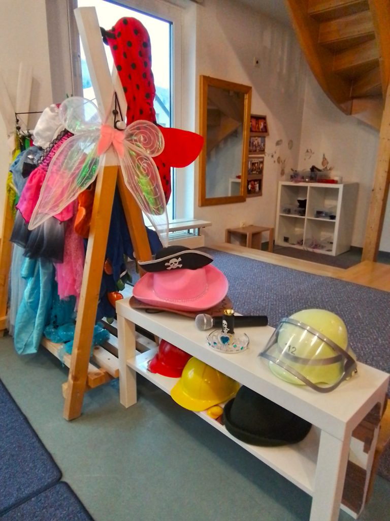 Die Verkleidungsecke mit allerlei Kostümen und Hüten und Helmen